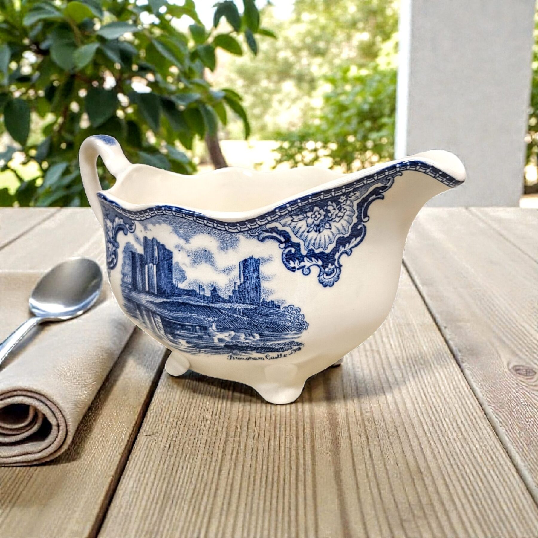 Sinivalge Inglise kastmekann – Johnson Bros “Old Britain Castles”