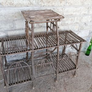 EW aegne puuokstest riiul.