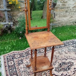 Tualettlaud peegliga