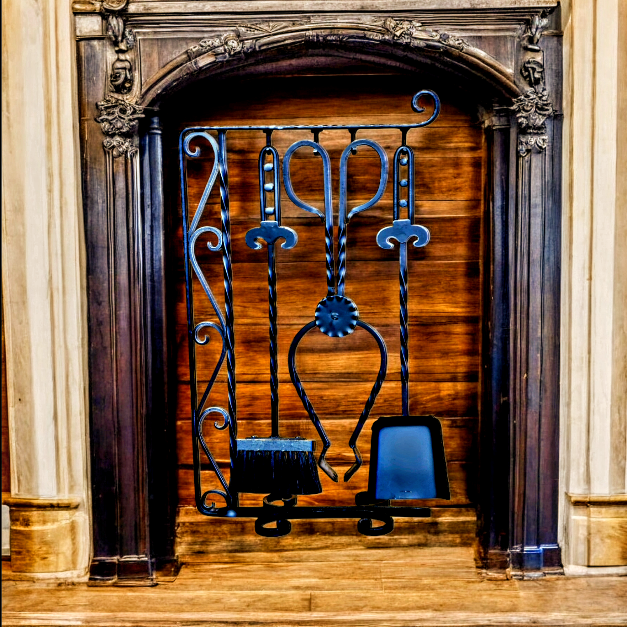 Praktiline ja stiilne kaminatarvete komplekt