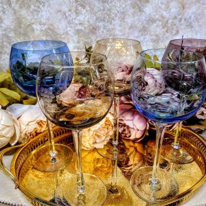 Romantilised vintage veiniklaasid viinamarja dekooriga