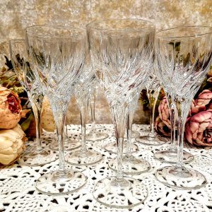 Lihvitud kristallklaasist pokaalid – elegantsed vintage veiniklaasid