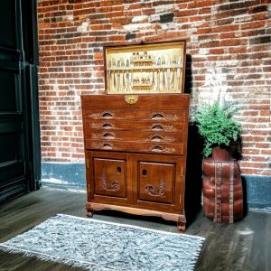 Nikerdatud söögiriistade kapp Aasia motiividega