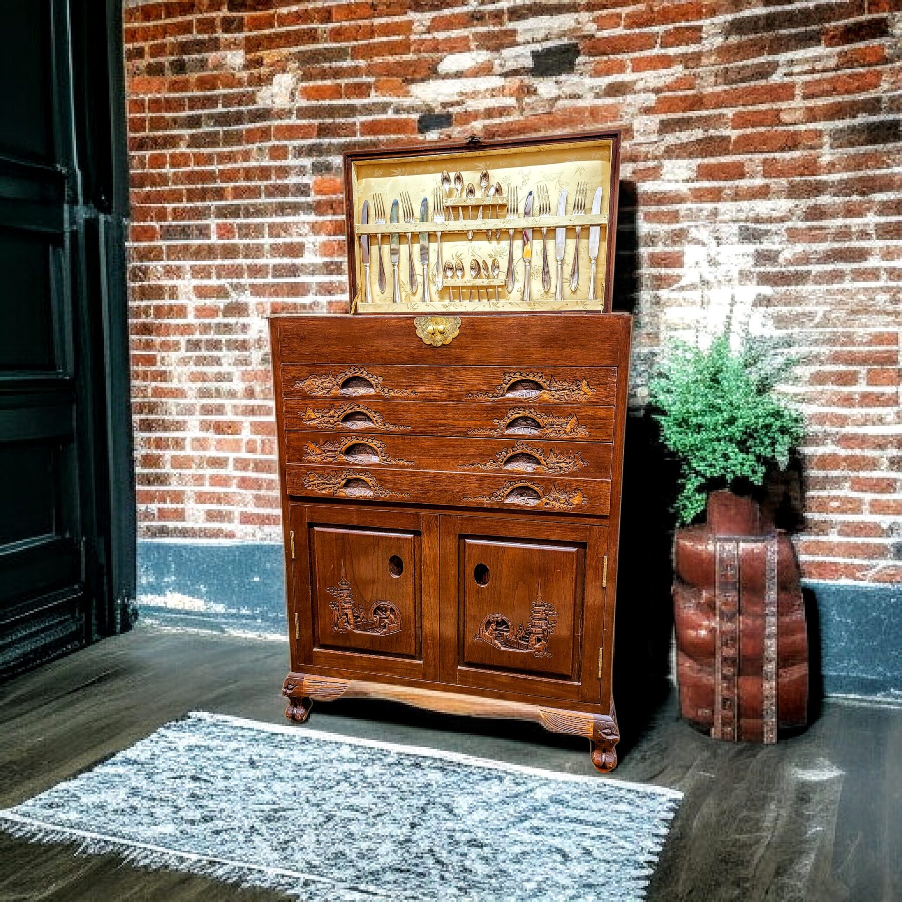 Nikerdatud söögiriistade kapp Aasia motiividega