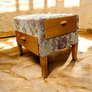 Polsterdatud istumispink sahtlitega