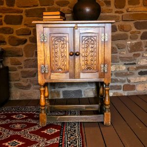 Nikerdatud tammepuidust kapp