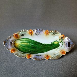 Väike portselanist liud/ vaagen, kurgi dekooriga