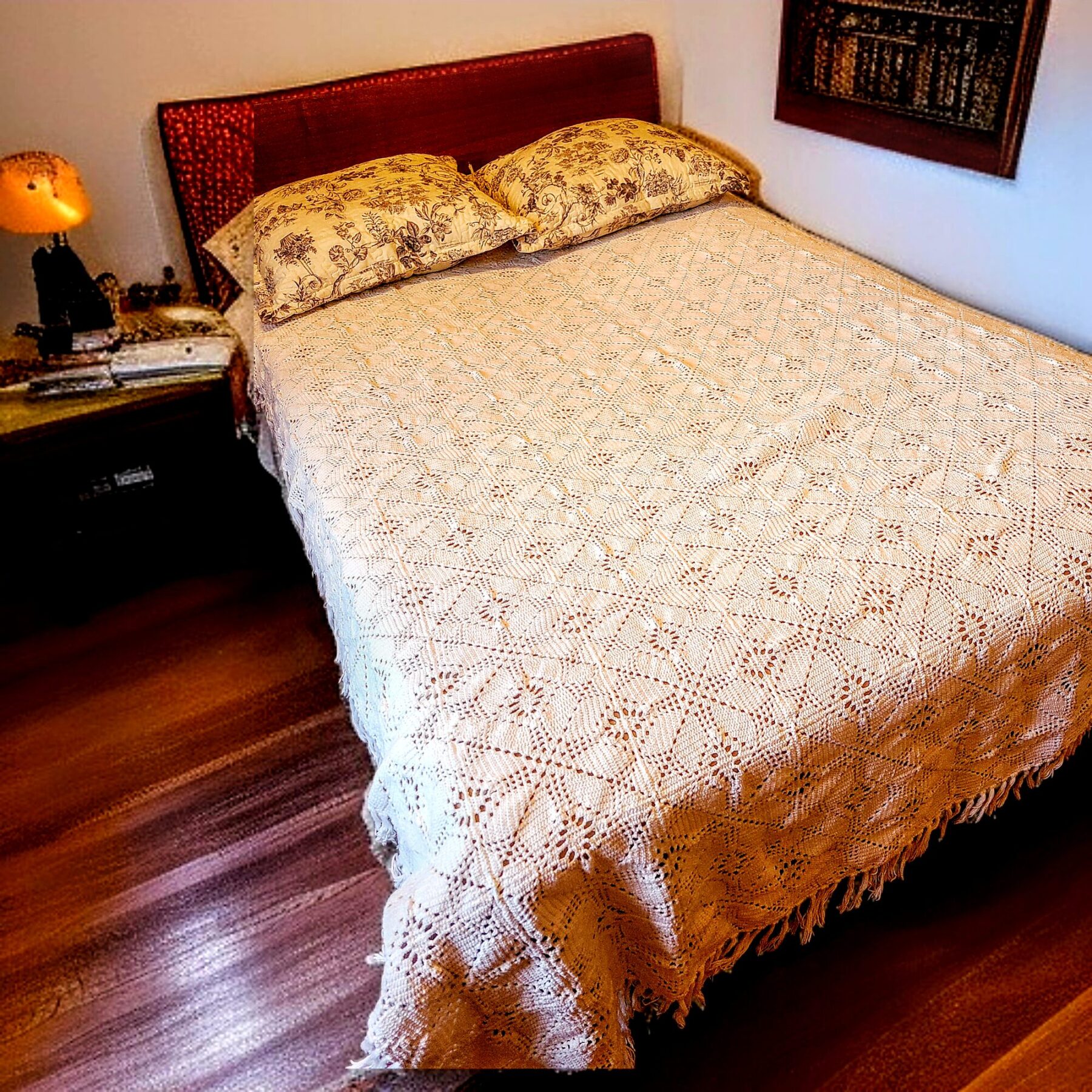 Heegeldatud voodikate - õrn käsitöö ja ajatu kodusoojus