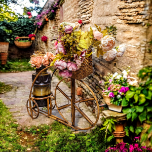 Rotangist jalgratta kujuline lillehoidja - romantiline aiakaunistus