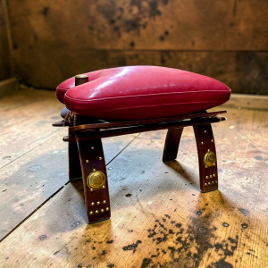 Sadulakujuline nahast järi/ jalatugi messingdetailidega