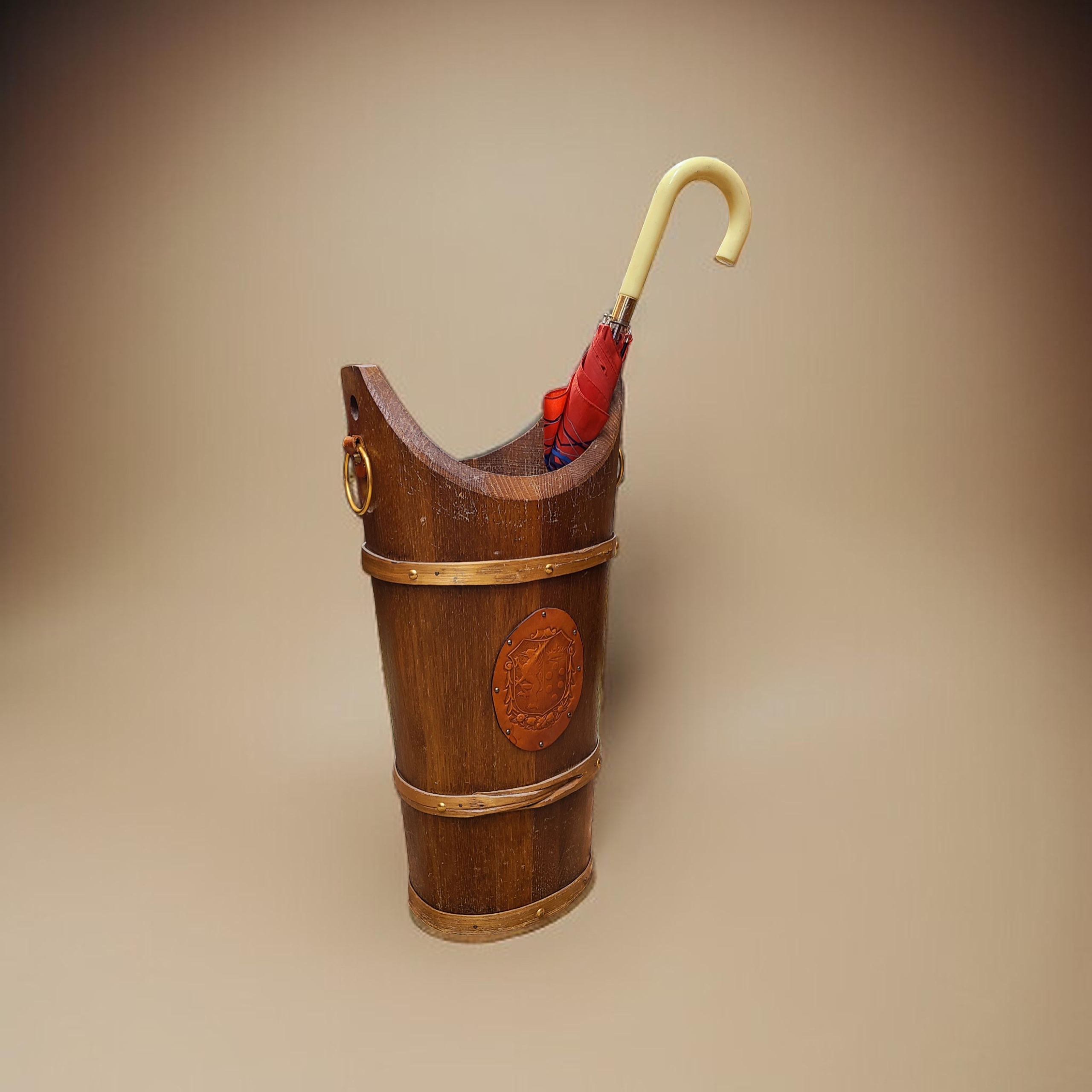 Tammepuidust vihmavarju- ja jalutuskepialus nahast vapiga